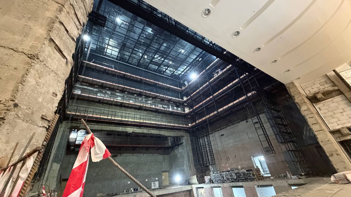 Пространство над сценой пообещали дооборудовать полётными механизмами для артистов