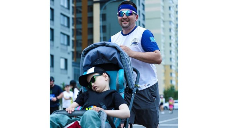 Житель Астаны пробежит 10 км с сыном в коляске на Charity Samruk Marathon