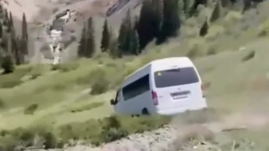 Микроавтобус сорвался