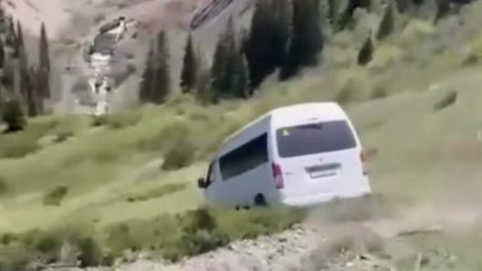 Микроавтобус упал в ущелье у Кольсайских озёр