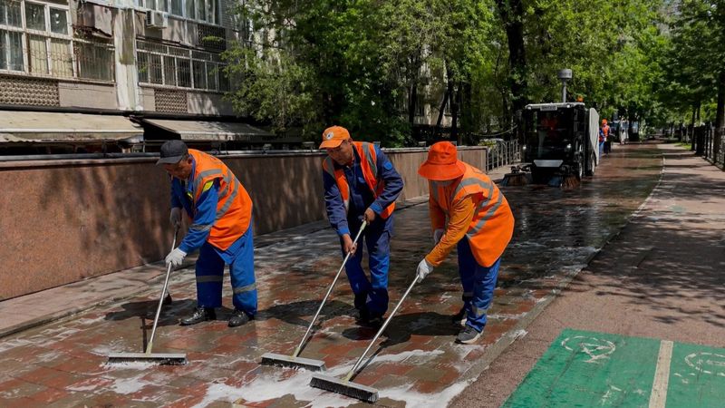"От фасада до фасада". В Алматы начали мыть тротуары 