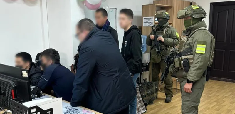 Сотрудники КНБ в офисе