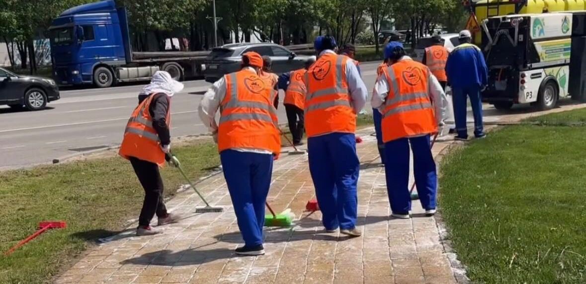 В Алматы тротуарной грязи дают бой