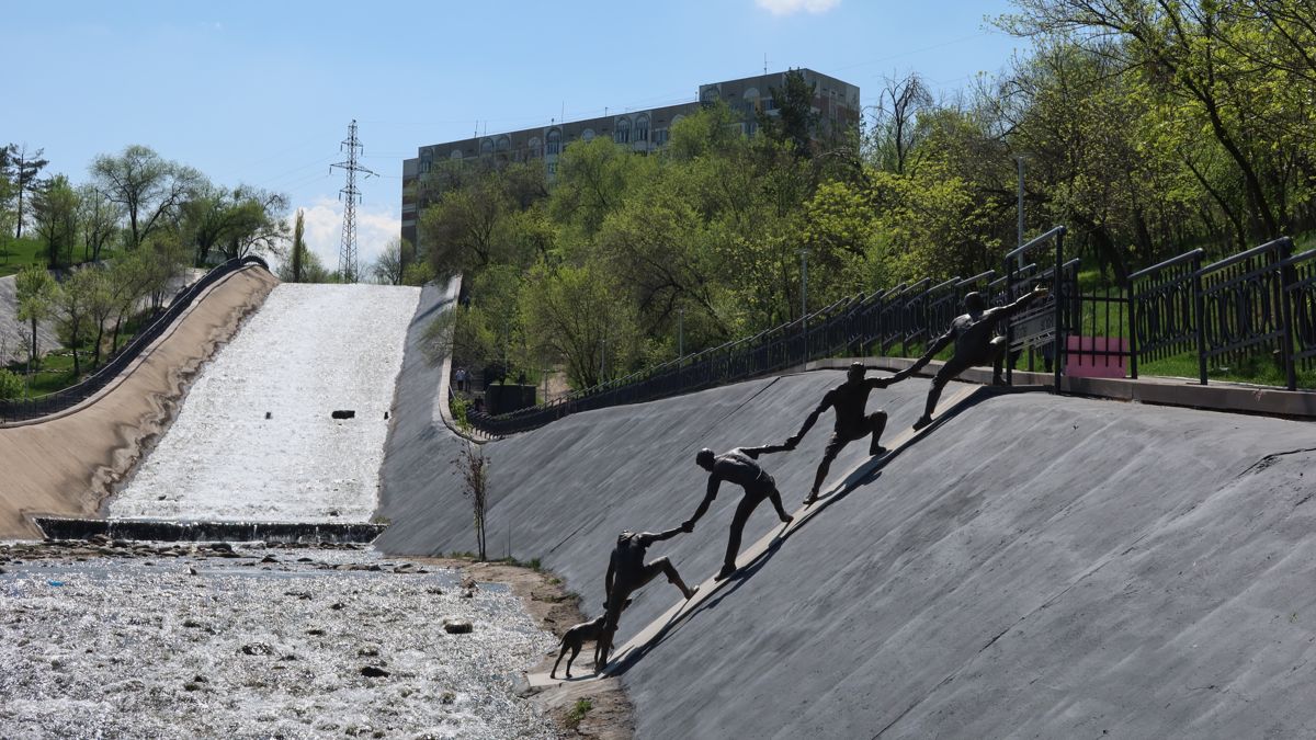 Памятник пяти храбрецам, что спасли собаку в 2016 году