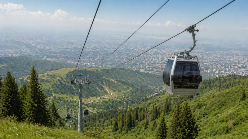 Канатная дорога в горах Алматы