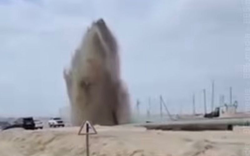 Фонтан воды из-под земли попал на видео: в Жанаозене прорвало трубопровод
