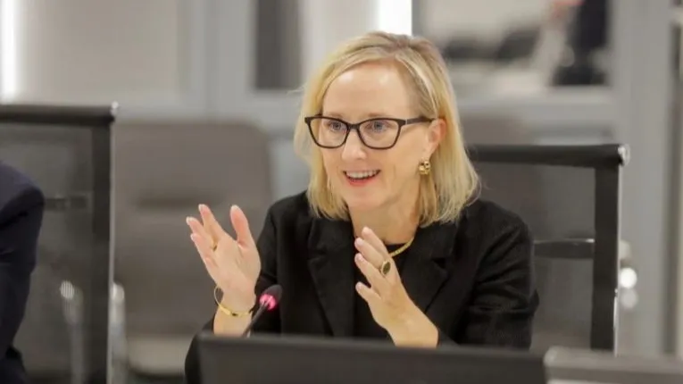 Джули Дэвис