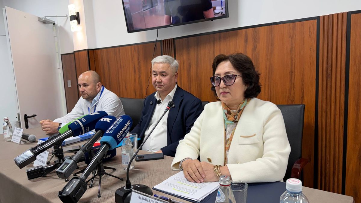 Во время открытия руководители крематория Алматы ответили на вопросы журналистов. Директор Ардак Алишев (в центре)