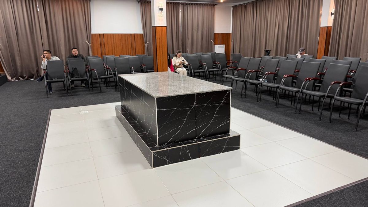 Зал прощания с постаментом в здании крематория Алматы