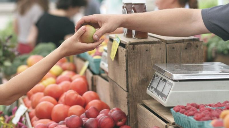 Более 1000 предпринимателей наказали за завышение цен на продукты