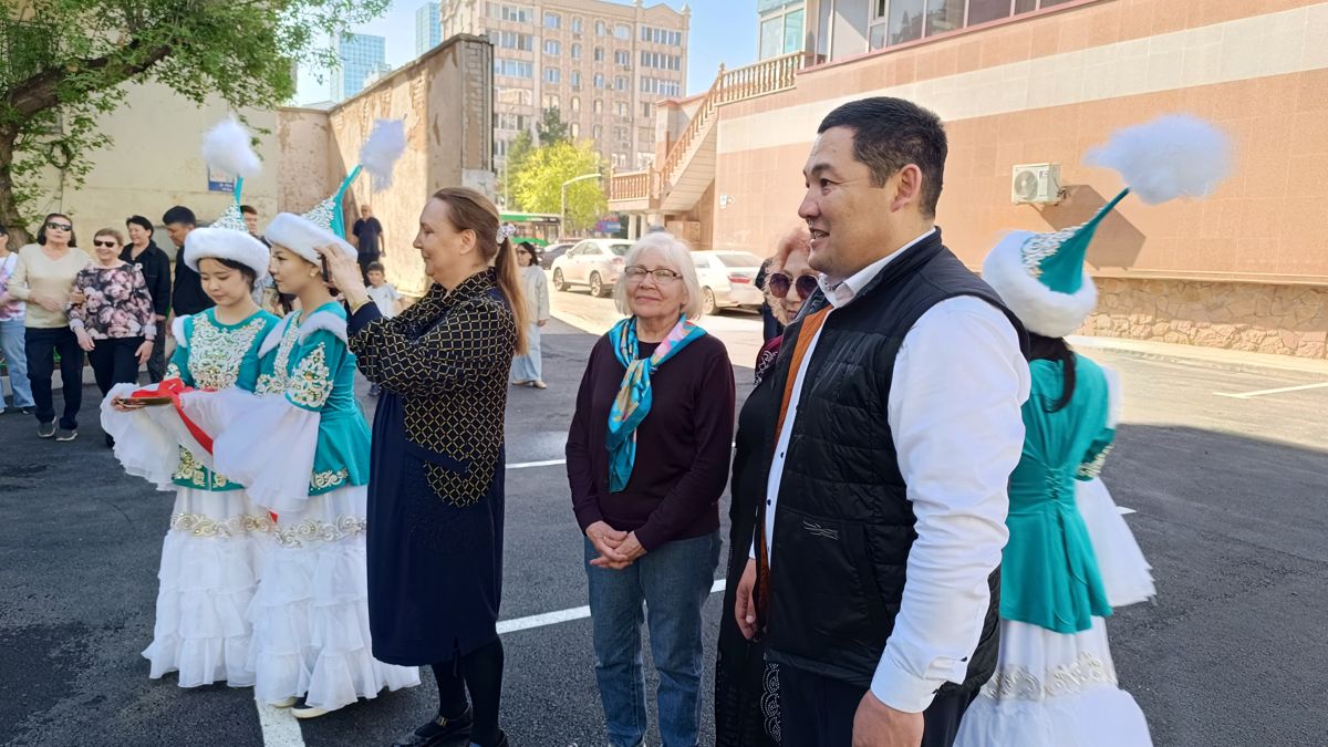 Аким района на торжественном открытии обновлённого двора
