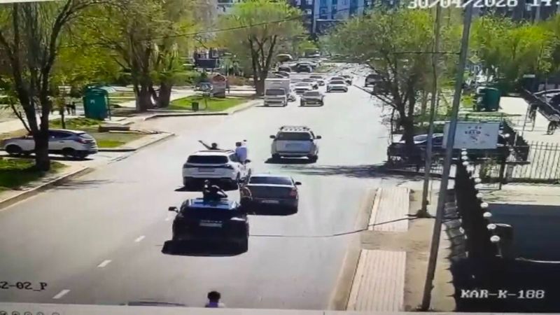 Маневрирование "змейкой" попало на видео в Карагандинской области