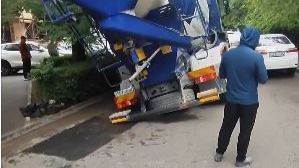 Бетономешалка провалилась в траншею в Алматы