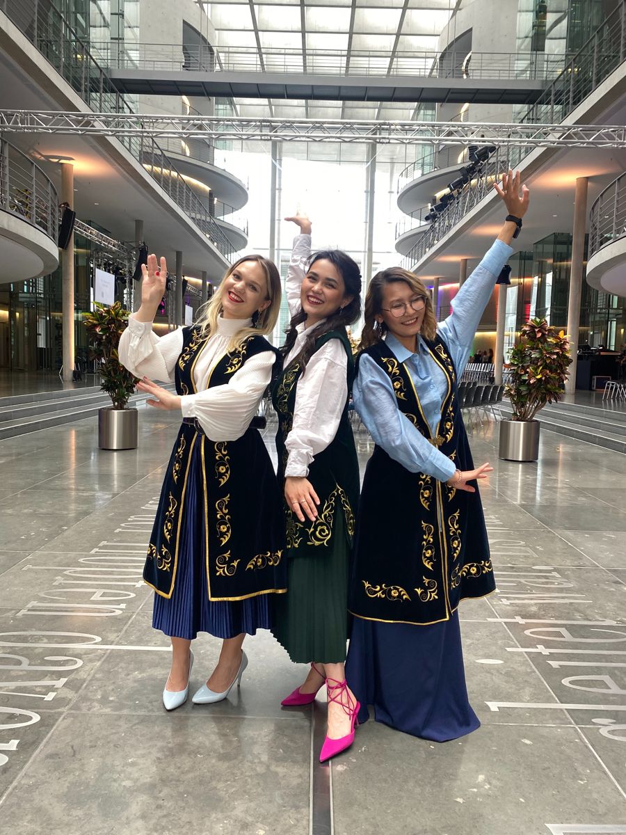 Сымбат Серикова с подругами во время стажировки в Берлине