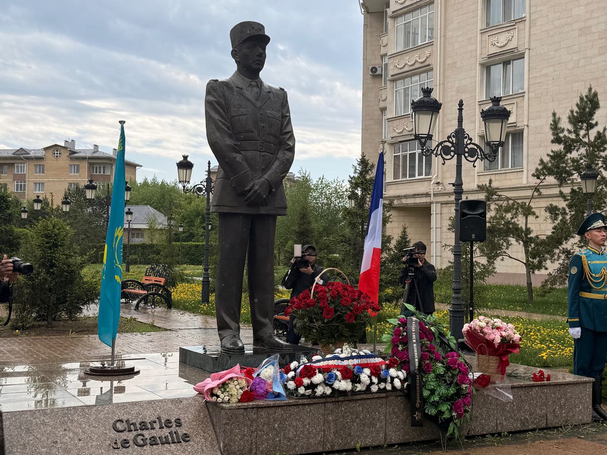 Памятник Шарлю де Голлю