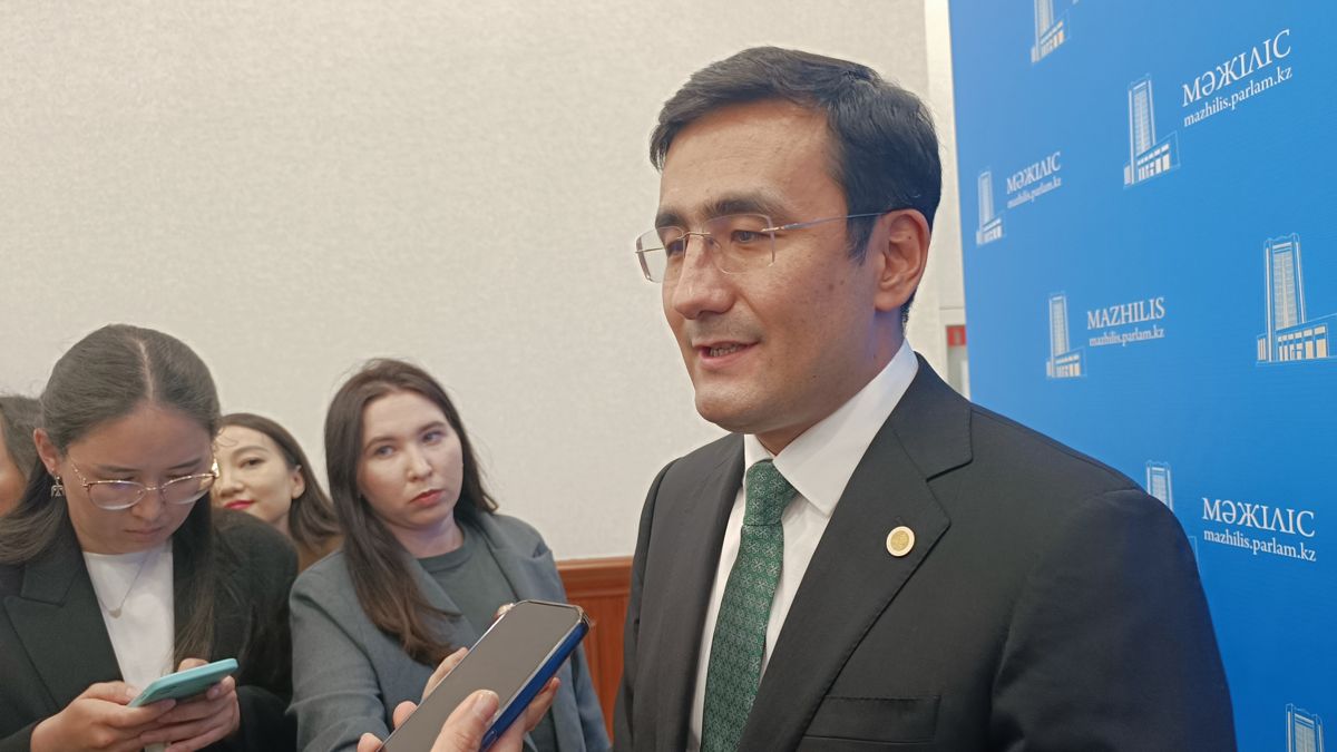 Рустам Карагойшин на брифинге