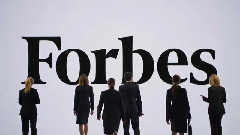 Люди на фоне логотипа Forbes