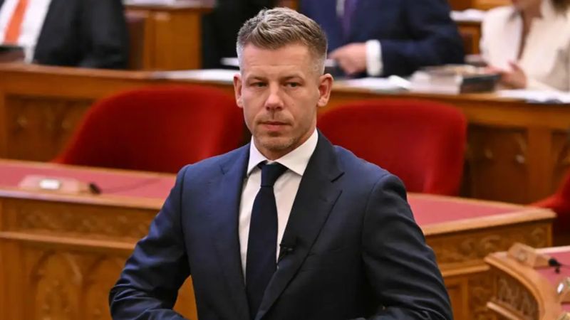 Новый премьер Венгрии призвал президента уйти в отставку