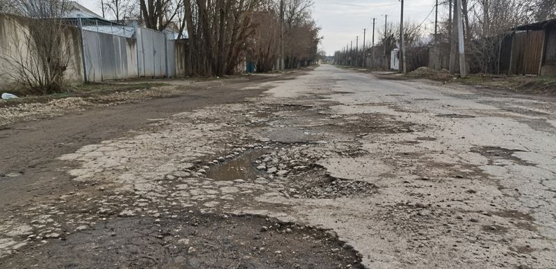 Житель Есика пожаловался, что дороги на двух улицах не ремонтировали с 2011 года