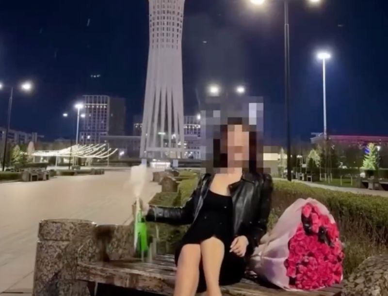 В Астане блогера оштрафовали за видео с шампанским у "Байтерека"