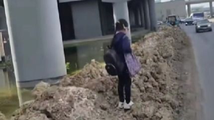"Задний план LRT": видео с ребёнком на перекопанной улице обсуждают в Сети