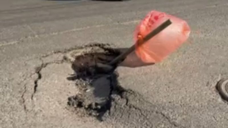 Провалы в асфальте без ограждающих знаков: ситуация на улице Папанина в Алматы