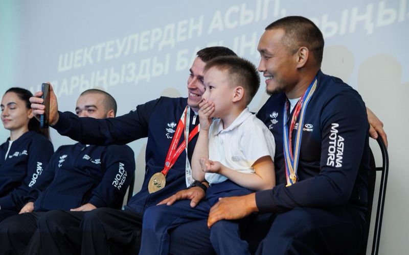 "Сила есть в каждом": паралимпийцы встретились с детьми из интерната в Алматы