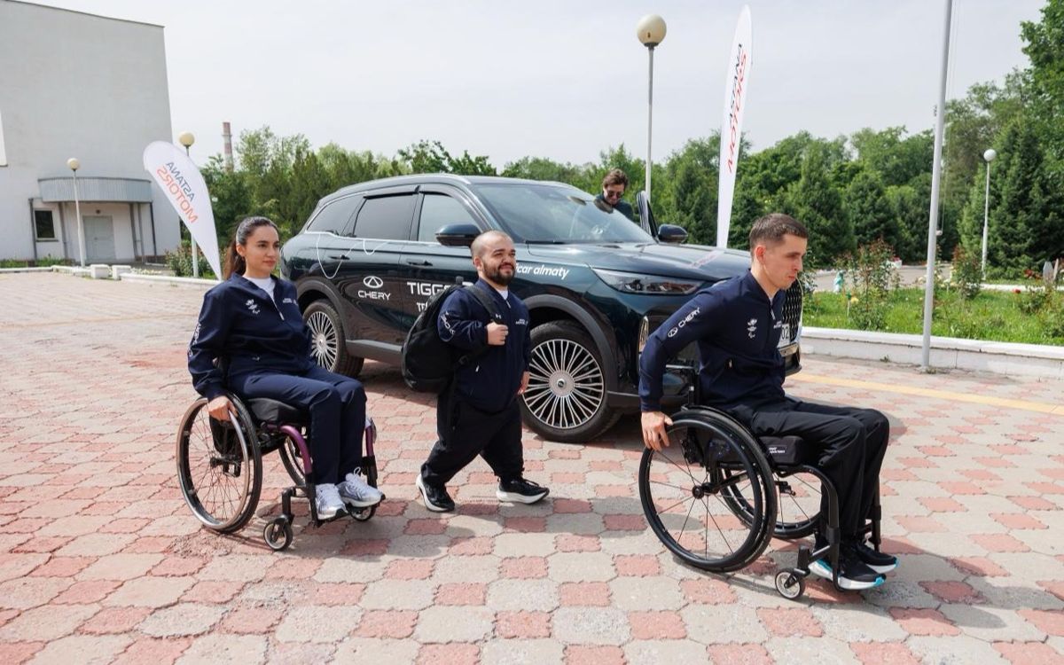 Казахстанские паралимпийцы по пути на встречу с детьми