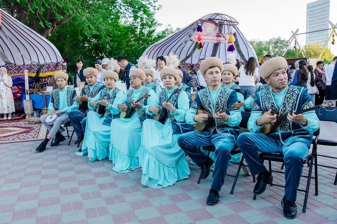 Музыканты во время выступления на фестивале 