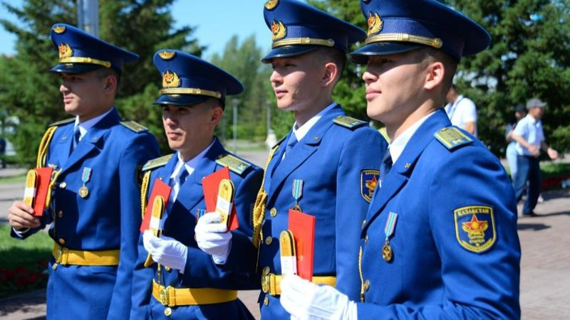 Отличникам-курсантам будут присваивать звание старшего лейтенанта в Казахстане