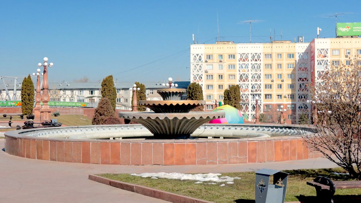 Фонтан у главного входа