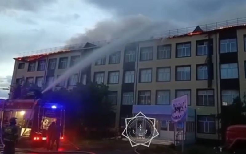 В Аркалыке загорелась школа: огонь охватил крышу здания