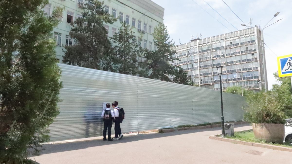 Школьники увидели, что районный акимат временно переехал на другой адрес
