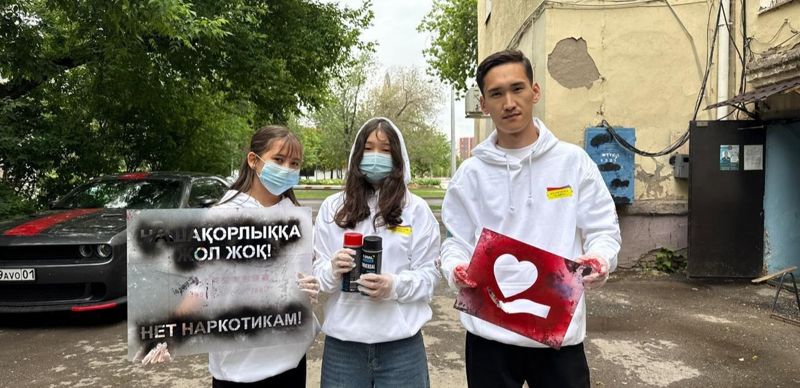 Молодёжь Астаны закрасила десятки надписей с рекламой наркотиков
