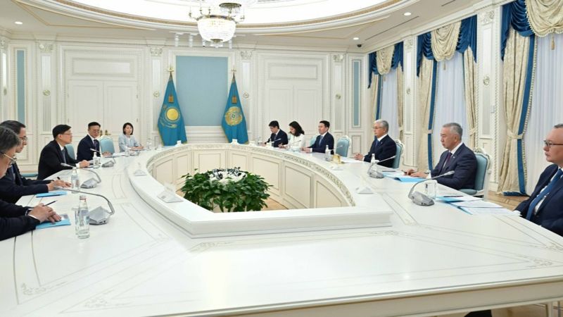 Токаев обсудил развитие сотрудничества с главой Гонконга