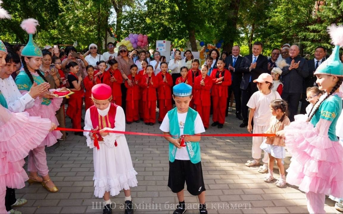 Посетители знакомятся с пространством 