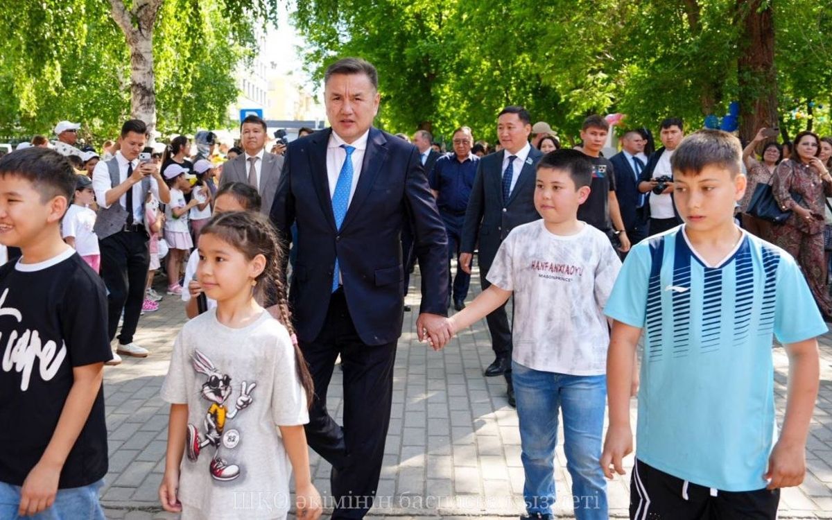 Дети с акимом ВКО на открытии 