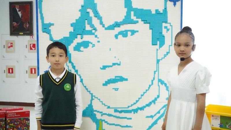 Актюбинские школьники собрали портрет Димаша из LEGO
