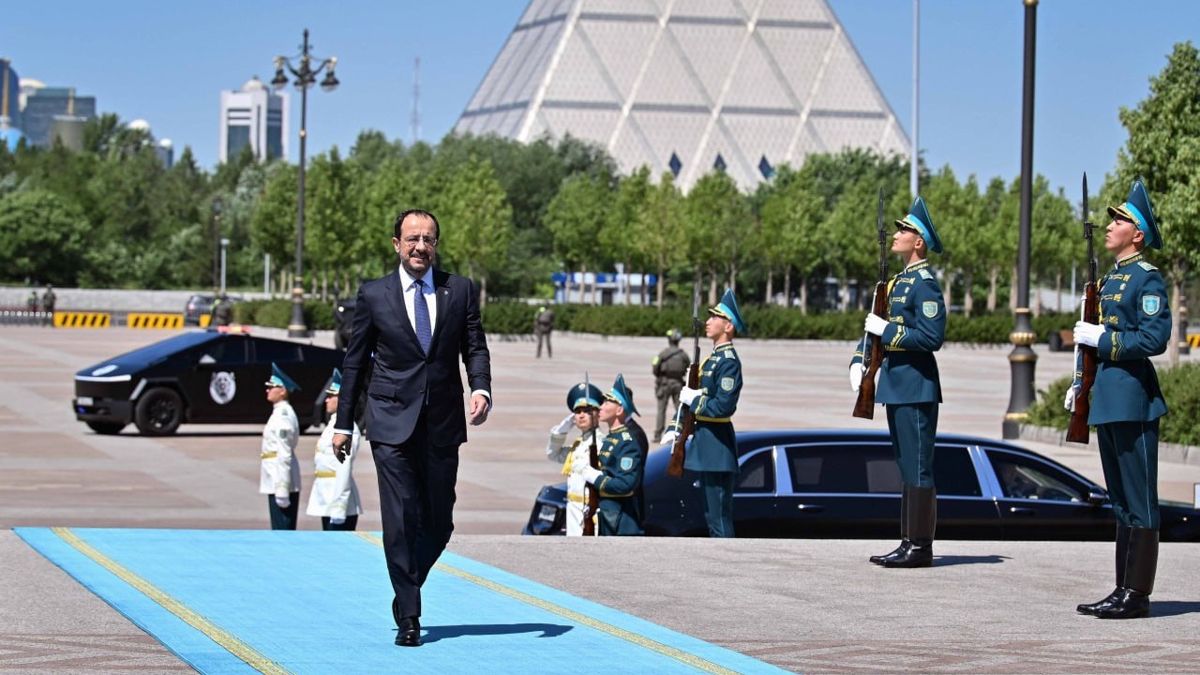 Президент Кипра на пути ко Дворцу независимости