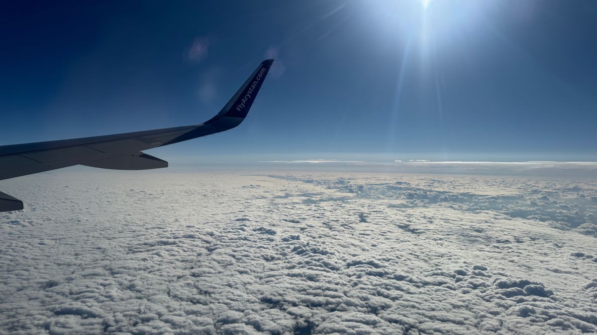 Борт авиакомпании Fly Arystan над облаками