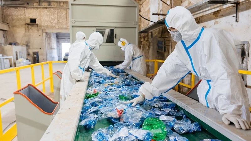 В Атырау запускают производство по переработке пластиковых отходов