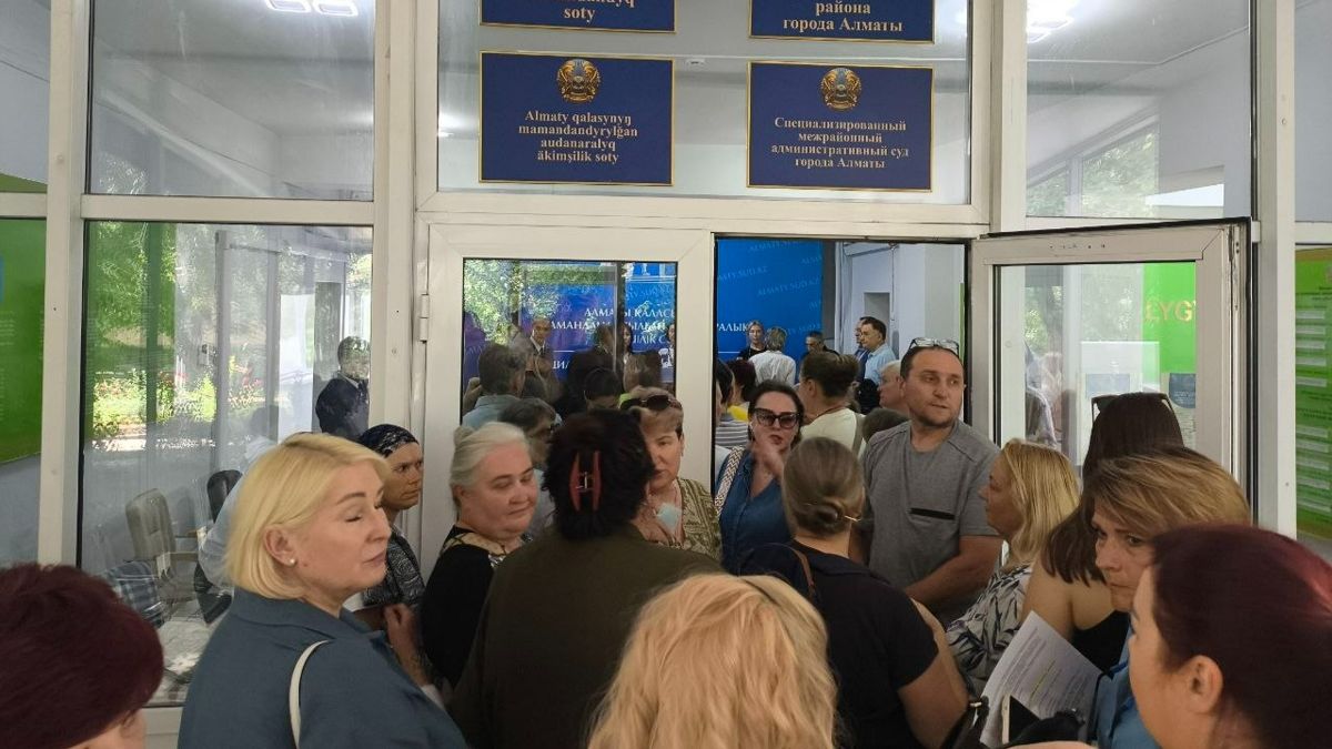 Толпа людей в здании суда