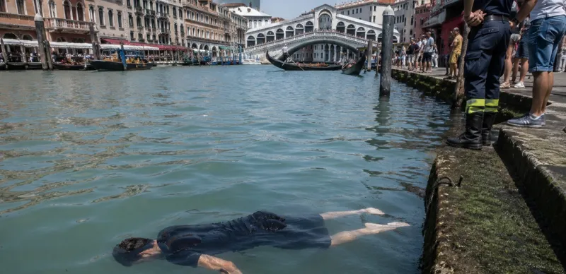 Тело в воде