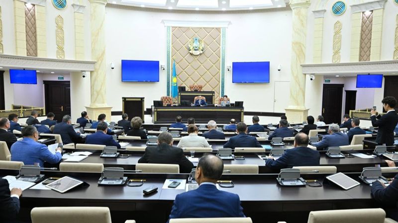 "Жизнь начинается после 60": чем займутся сенаторы после упразднения парламента