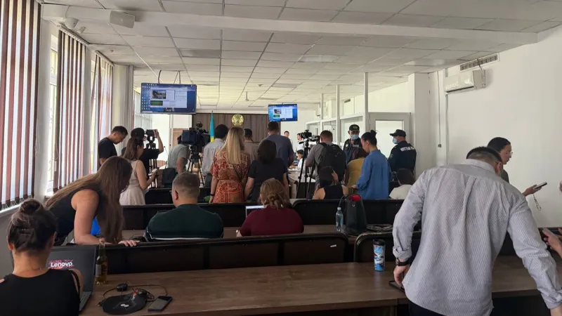 Атмосфера в зале суда перед началом заседания