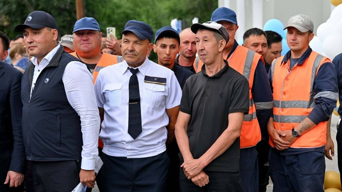 Сотрудники вокзала на церемонии открытия