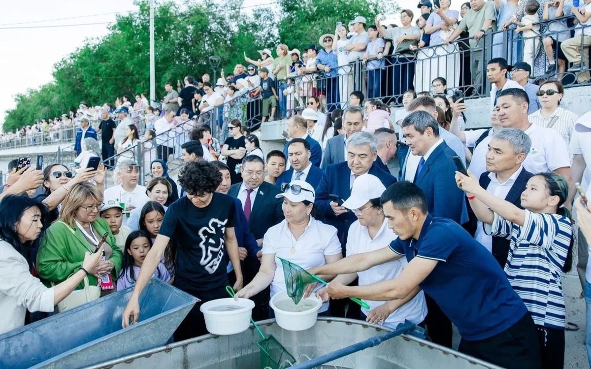 Участники форума приняли участие в выпуске мальков осетровых в реку Жайык