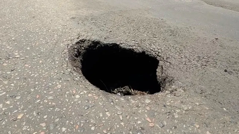 Яма на улице Кекилбайулы