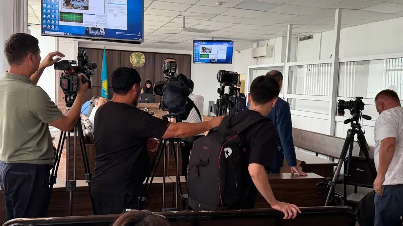 На процессе снова много людей