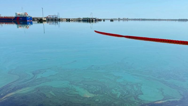 Утечка нефти произошла на подводном трубопроводе "Азнефти" в Каспии